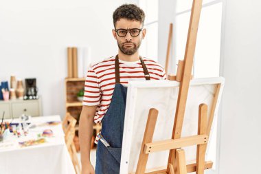 Sanat stüdyosundaki Arap genç adam sıkıntılı ve endişeli, kızgın ve korkmuş. hüzünlü ifade. 