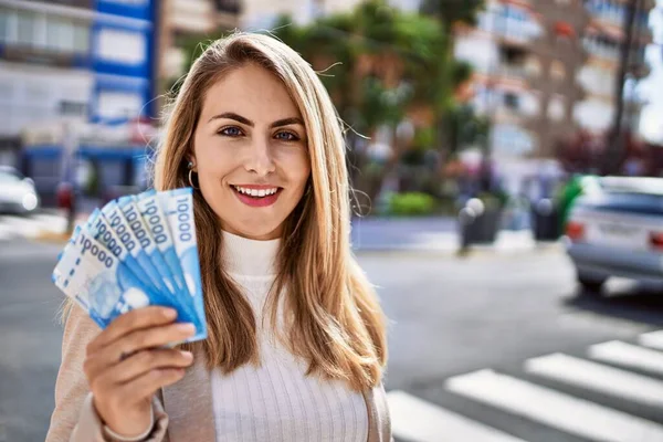 Genç Sarışın Kadın Gülümsüyor Şili Pesolarını Elinde Tutuyor — Stok fotoğraf