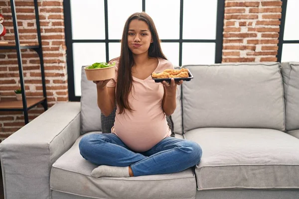 Mujer Embarazada Joven Anhelando Comida Casa Hinchando Mejillas Con Cara —  Fotos de Stock