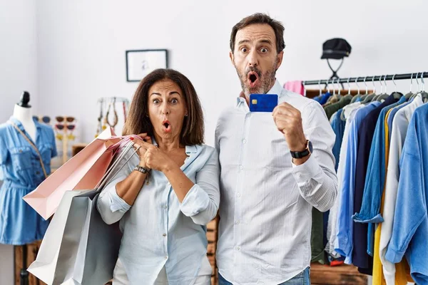 Hispanisches Paar Mittleren Alters Mit Einkaufstaschen Und Kreditkarte Überrascht Zeigen — Stockfoto