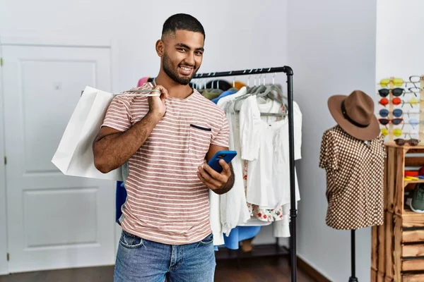 Fiatal Arab Férfi Használ Smartphone Gazdaság Bevásárlótáskák Ruhaboltban — Stock Fotó