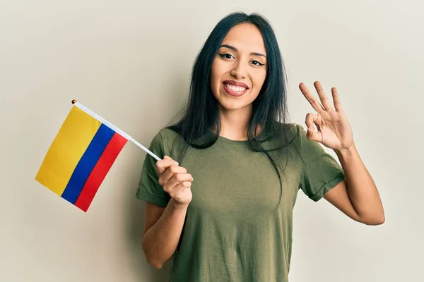 Kolombiya Bayrağı Tutan Genç Spanyol Kız Parmaklarıyla Imza Atıyor Gülümseyerek — Stok fotoğraf