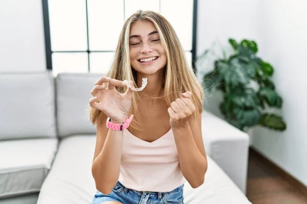 Jonge Blonde Vrouw Houdt Onzichtbare Aligner Orthodontische Zeer Gelukkig Opgewonden — Stockfoto