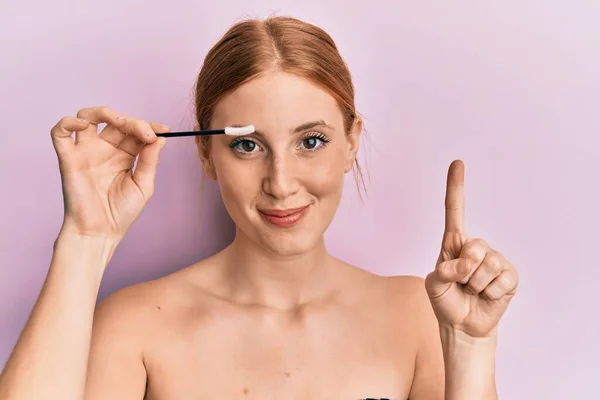 Jovem Irlandesa Segurando Cílios Curler Sorrindo Com Uma Ideia Pergunta — Fotografia de Stock