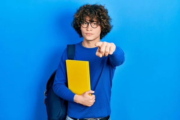 Beau Jeune Homme Portant Sac Dos Étudiant Tenant Livre Pointant — Photo