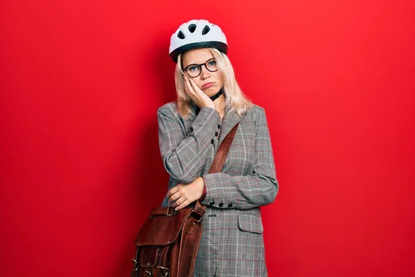 美丽的高加索金发女商人戴着自行车头盔 满脑子疲惫 对交叉双臂的抑郁症感到厌烦 — 图库照片
