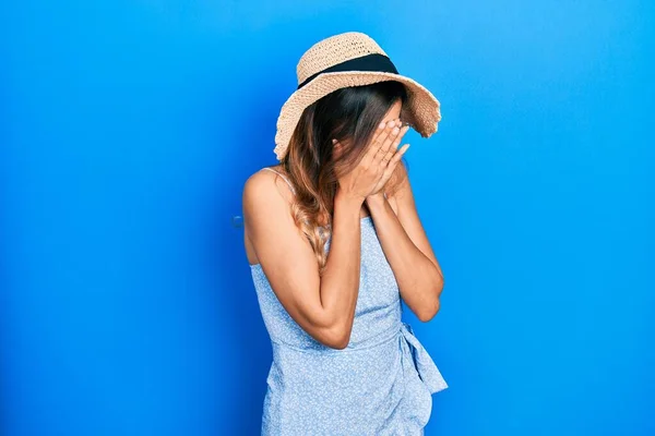 Chica Hispana Joven Con Sombrero Verano Con Expresión Triste Cubriendo —  Fotos de Stock