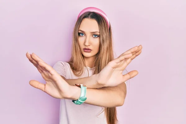 Menina Loira Jovem Vestindo Roupas Casuais Expressão Rejeição Cruzando Braços — Fotografia de Stock