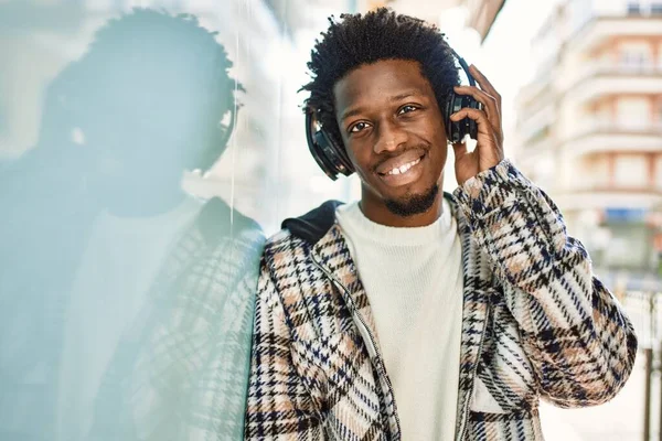 Bonito Homem Negro Com Cabelo Afro Usando Fones Ouvido Sorrindo — Fotografia de Stock