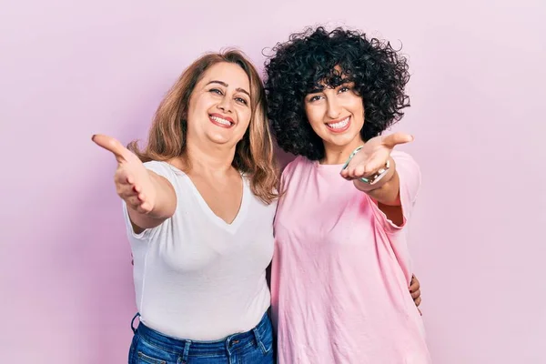 Middle East Mother Daughter Wearing Casual Clothes Smiling Friendly Offering — Stock Photo, Image