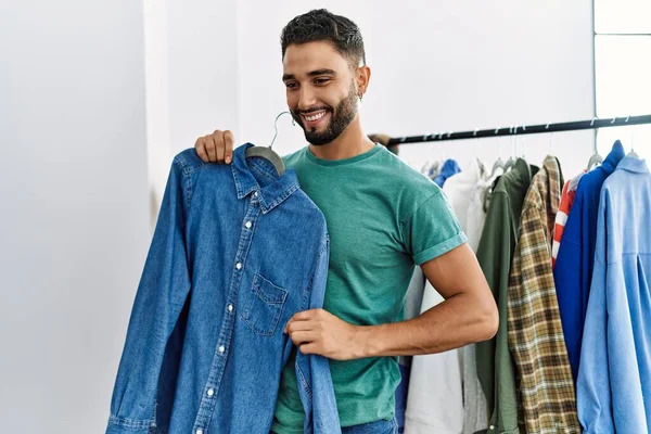 Joven Árabe Hombre Cliente Sonriendo Confiado Compras Tienda Ropa — Foto de Stock