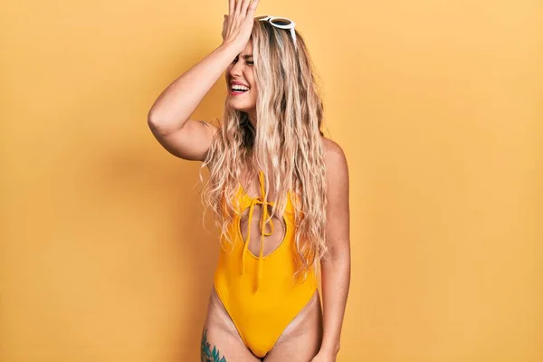 Mooie Jonge Blonde Vrouw Badpak Zonnebril Verrast Met Hand Het — Stockfoto
