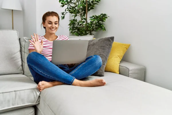 Junge Frau Mit Videoanruf Sitzt Hause Auf Sofa — Stockfoto