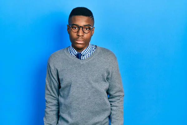 Joven Hombre Afroamericano Con Estilo Negocios Gafas Con Expresión Seria — Foto de Stock