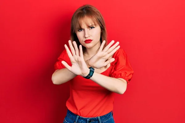 Rudowłosa Młoda Kobieta Luźnej Czerwonej Koszuli Odrzucenie Ekspresji Skrzyżowanie Ramion — Zdjęcie stockowe