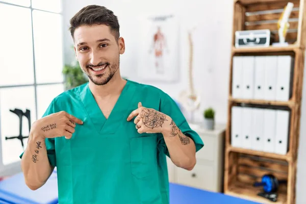 Junger Physiotherapeut Der Der Schmerzklinik Arbeitet Sieht Selbstbewusst Aus Mit — Stockfoto