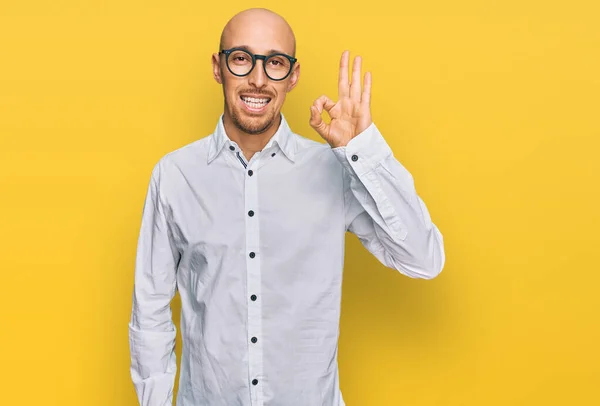 Plešatý Muž Vousy Obchodní Košili Brýlích Pozitivním Úsměvem Dělá Pořádku — Stock fotografie