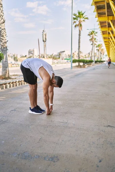 Ισπανόφωνος Άντρας Που Τεντώνεται Μετά Από Γυμναστική Έξω Μια Ηλιόλουστη — Φωτογραφία Αρχείου