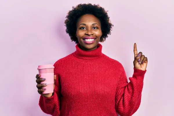 Fiatal Afro Amerikai Iszik Egy Csésze Kávét Mosolyogva Egy Ötlettel — Stock Fotó