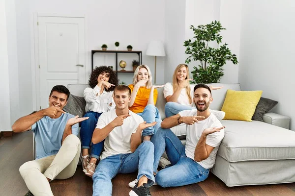 Gruppe Von Menschen Die Hause Auf Sofa Und Boden Sitzen — Stockfoto