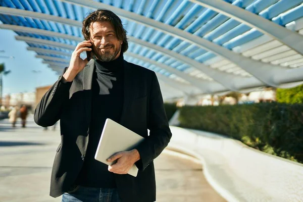 Biznesmen Średnim Wieku Uśmiechnięty Szczęśliwy Rozmawiając Smartfonie Mieście — Zdjęcie stockowe