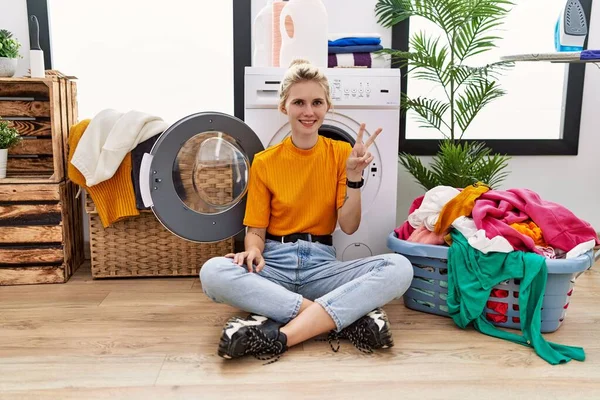Jonge Blonde Vrouw Doen Wasgoed Zitten Door Wasmachine Tonen Wijzen — Stockfoto