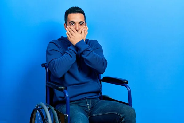 Tekerlekli Sandalyede Oturan Yakışıklı Sakallı Ağzı Yanlışlıkla Ellerle Kapatan Bir — Stok fotoğraf