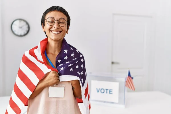 Joven Mujer Hispana Sonriendo Confiada Llevando Bandera Americana Colegio Electoral —  Fotos de Stock