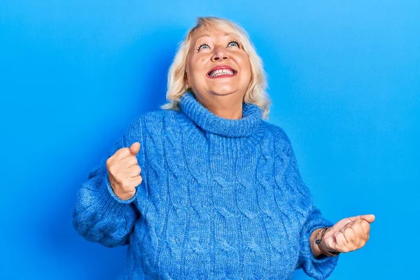 Blonde Frau Mittleren Alters Lässiger Kleidung Wütend Und Verrückt Schreiend — Stockfoto