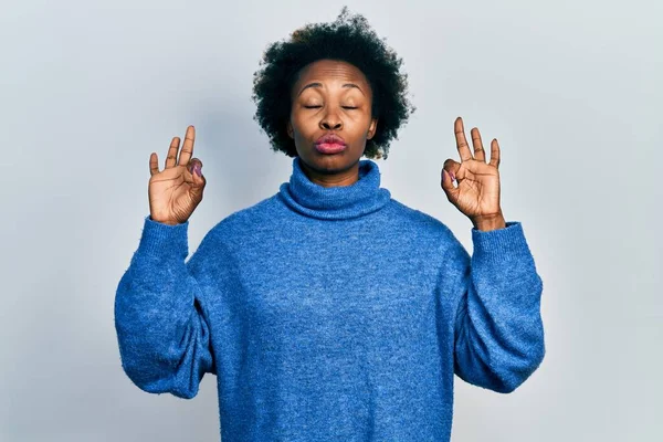 Mladá Afroameričanka Neformálním Oblečení Odpočívá Usmívá Zavřenýma Očima Prsty Provádí — Stock fotografie