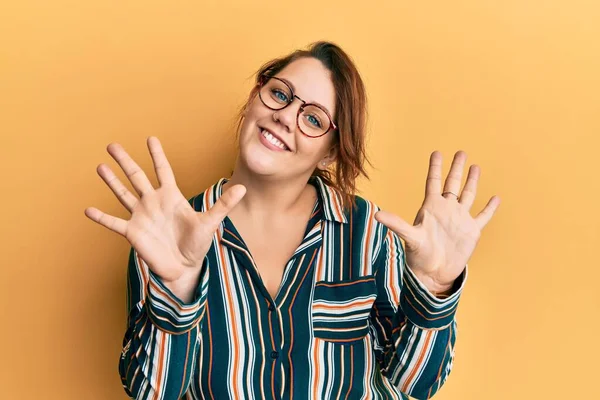 Young Caucasian Woman Wearing Casual Clothes Glasses Showing Pointing Fingers — Stock Photo, Image