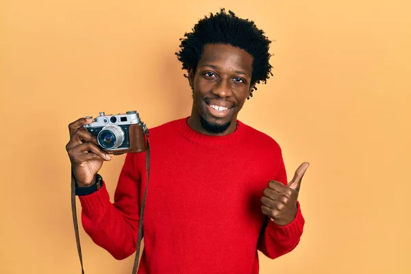 年轻的非洲裔美国人拿着老式相机 满面春风 满面春风 大功告成 签了名 — 图库照片