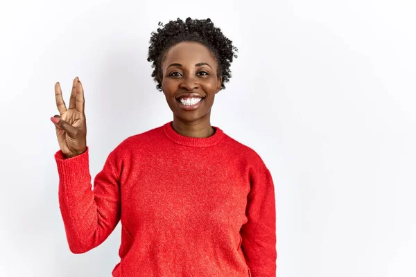 自信を持って幸せな笑顔ながら 孤立した背景の上にカジュアルな服を着ている若いアフリカ系アメリカ人の女性は指の数3を示すと指摘 — ストック写真
