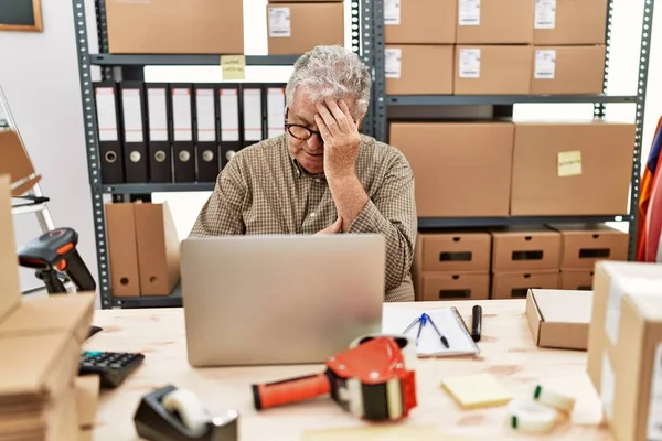 Ein Älterer Kaukasischer Mann Der Einem Kleinen Commerce Geschäft Arbeitet — Stockfoto