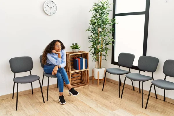 Jonge Latijnse Vrouw Zit Stoel Wachtkamer — Stockfoto