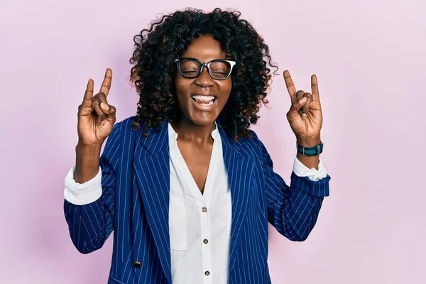 Fiatal Afro Amerikai Aki Üzleti Ruhát Szemüveget Visel Őrült Arckifejezéssel — Stock Fotó