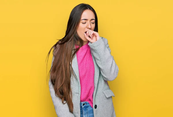 穿着商务服装的年轻恐慌女孩感到身体不适 咳嗽是感冒或支气管炎的症状 保健概念 — 图库照片