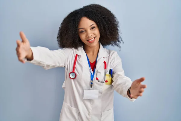 Junge Afroamerikanerin Arztuniform Und Stethoskop Die Lächelnd Mit Offenen Armen — Stockfoto