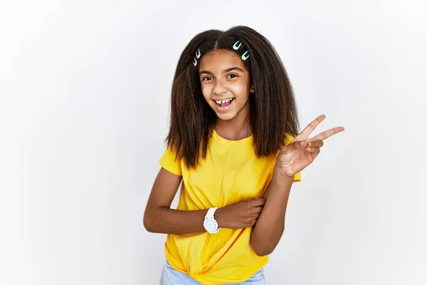Joven Chica Afroamericana Pie Sobre Fondo Blanco Aislado Sonriendo Con —  Fotos de Stock
