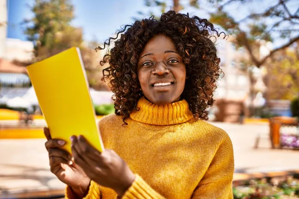 Mujer Afroamericana Sonriendo Libro Lectura Segura Parque —  Fotos de Stock