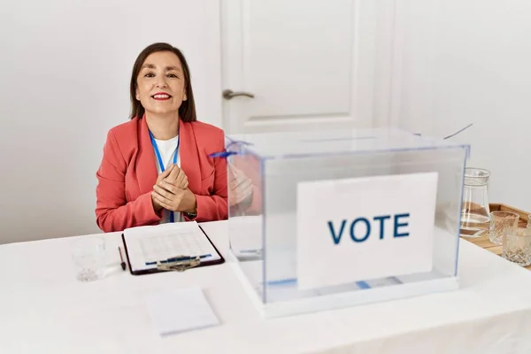 Vacker Medelålders Latinamerikansk Kvinna Vid Politiska Val Sitter Med Händerna — Stockfoto