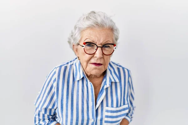 Старшая Женщина Седыми Волосами Стоящими Белом Фоне Рукой Животе Потому — стоковое фото