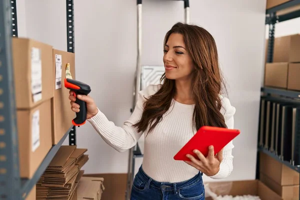 Young Hispanic Woman Ecommerce Business Worker Scanning Package Using Barcode — Φωτογραφία Αρχείου