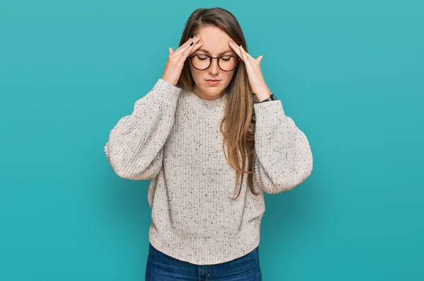 Mujer Rubia Joven Que Usa Suéter Casual Gafas Con Mano —  Fotos de Stock