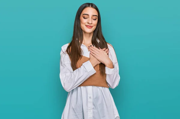 Joven Hermosa Mujer Con Camisa Blanca Casual Sonriendo Con Las —  Fotos de Stock