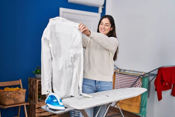 Jovem Segurando Camisa Branca Roupas Engomar Lavanderia — Fotografia de Stock