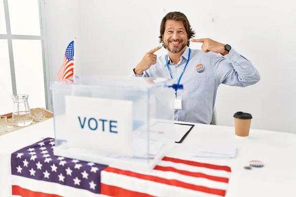 Schöner Mann Mittleren Alters Der Wahlstand Sitzt Fröhlich Lächelt Und — Stockfoto