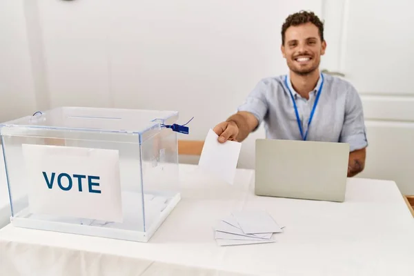 Jovem Hispânico Sorrindo Confiante Segurando Voto Trabalhando Faculdade Eleitoral — Fotografia de Stock