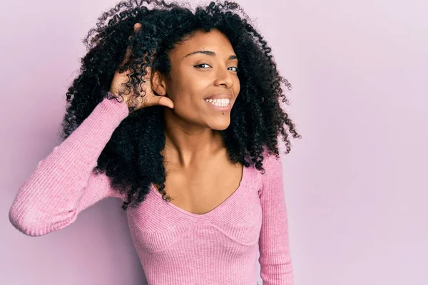 Afroamerikanerin Mit Afro Haaren Lässigem Rosa Hemd Lächelnd Mit Der — Stockfoto