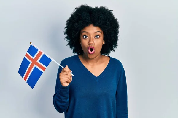 Mujer Afroamericana Joven Sosteniendo Bandera Iceland Asustada Sorprendida Con Boca —  Fotos de Stock